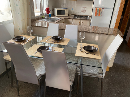 Eettafel en keuken